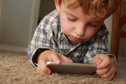 Entre mãos e ecrãs: Práticas de qualidade no jardim de infância